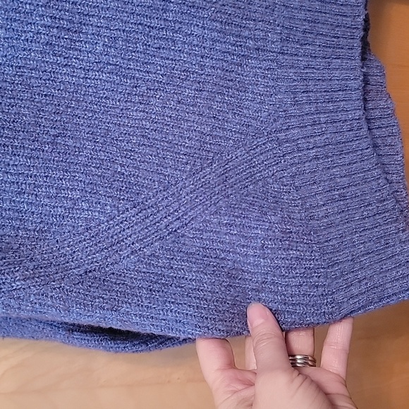 Old Navy Long Sleeve V Neck Sweater - Picture 5 of 9